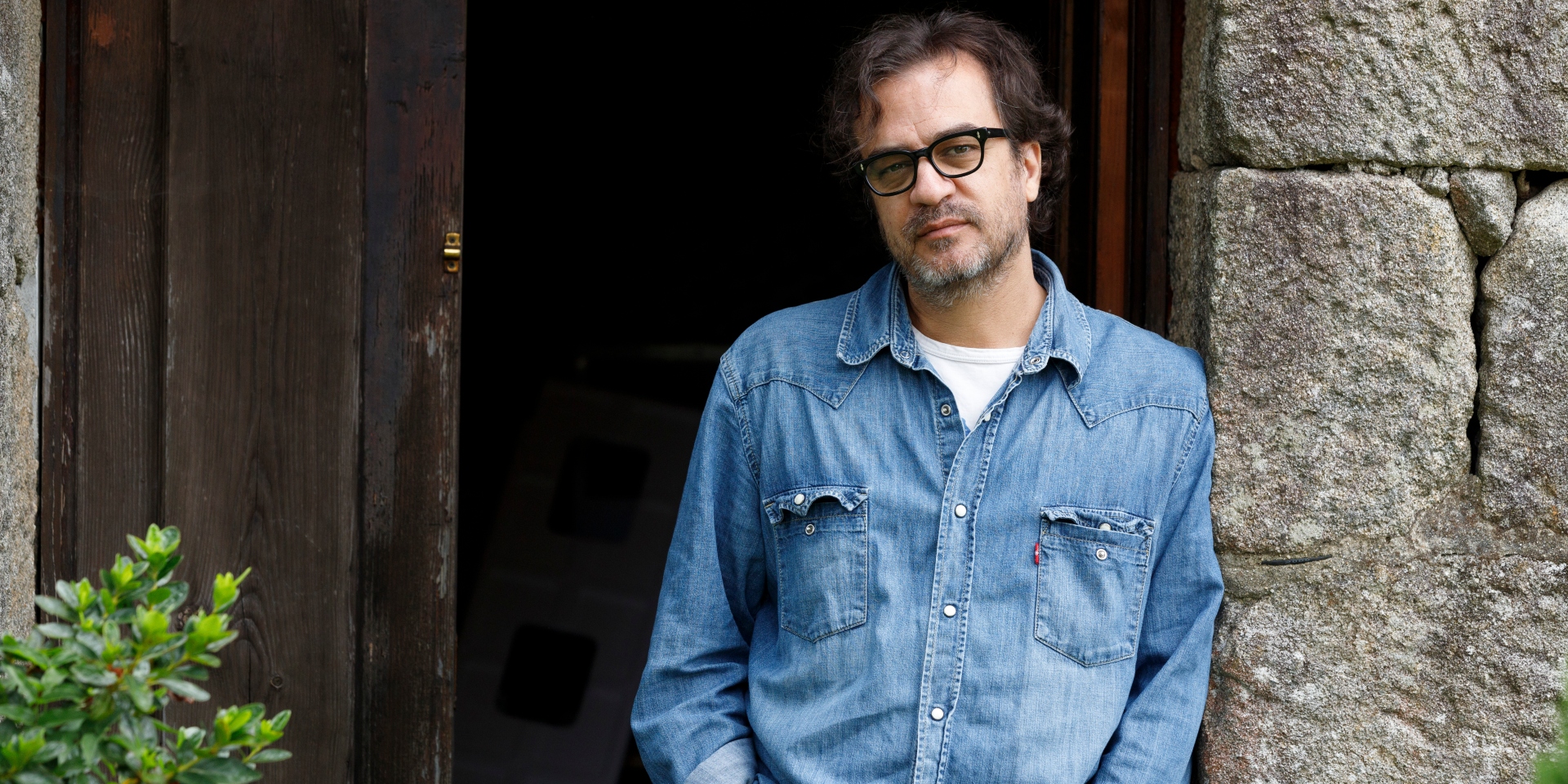 Pedro Feijoo firma su último libro "Donde nacen las bestias"